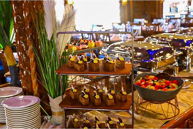 premium dining on dubai marina yacht during new year